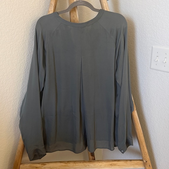 NWT Vince 100% Silk Three Button Split Neck Blouse in Sage - Picture 4 of 5